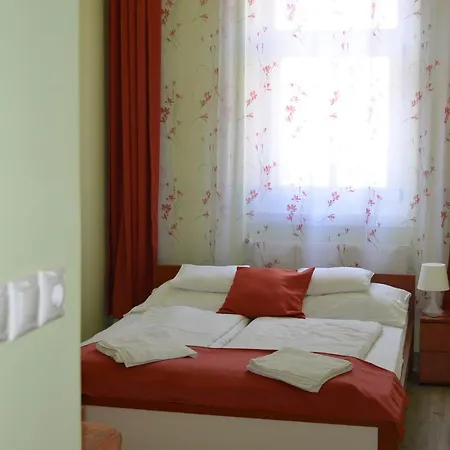 Holdfenyszallas Bed & Breakfast Szeged